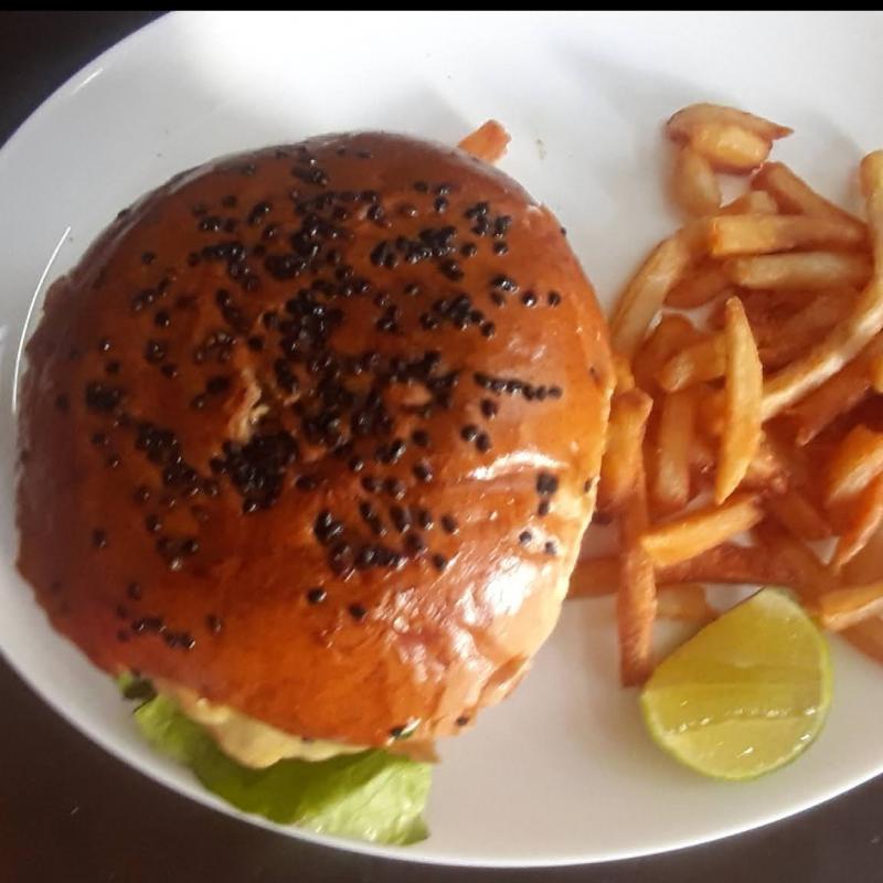 Hamburguesa con pechuga y papas ala francesa