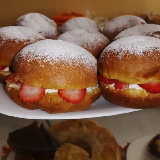 Berlinesa c/ 2 cremas y fresas