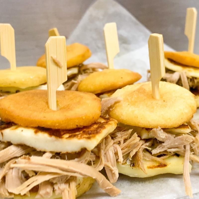 Arepita Pernil “Mini“
