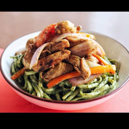 TALLARINES AL PESTO CON POLLO SALTADO