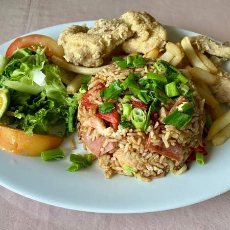 6- Arroz cantones con papas y ensaladas