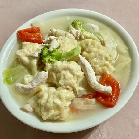 83- Wantan En Sopa Con Pollo y Verduras