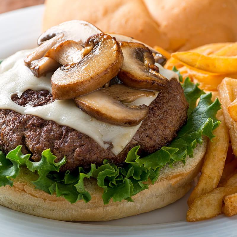 Hamburguesa con carne y champiñones