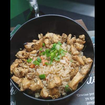 Yakimeshi de pollo