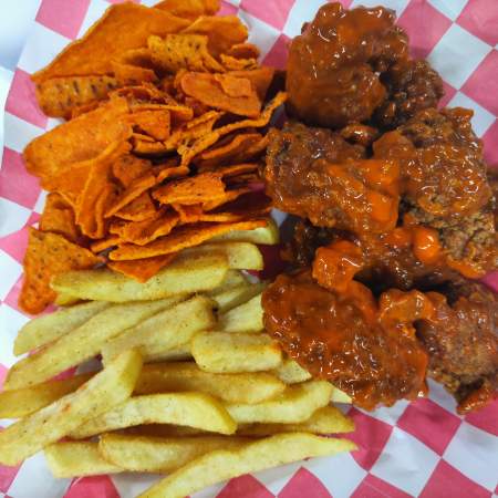 Boneless acompañados de Papas a la Francesa y Nachos
