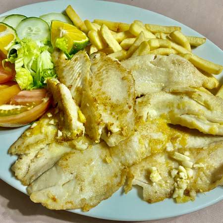 74- Pescado aaLa plancha Con Mantequilla y Ajo y Papas Ensaladas