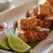 CHICHARRON CON AREPA