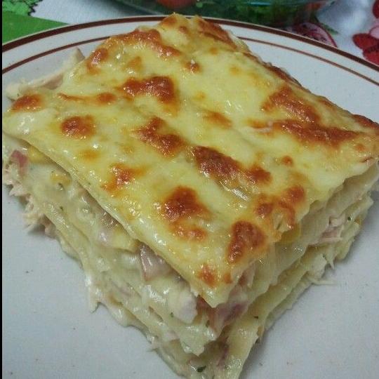 Lasagna de pollo en salsa bechamel