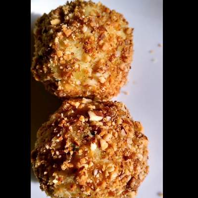 Bolinha de Batata Doce com Frango e queijo enrolada na castanha de Caju