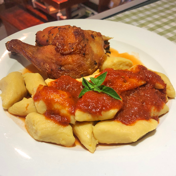 Galeto Com Gnocchi de Mandioquinha ao Sugo