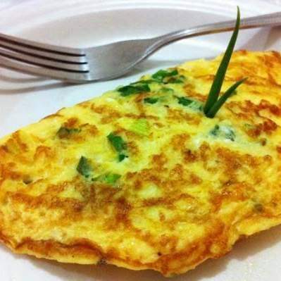 OMELETE COMPLETO (QUEIJO, LEGUMES E PRESUNTO)