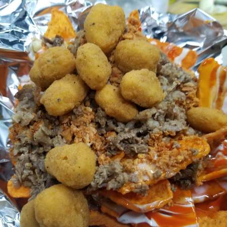 Nachos con elote y 3 Especialidades