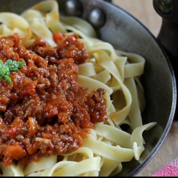 FETTUCCINI  BOLOGNESA