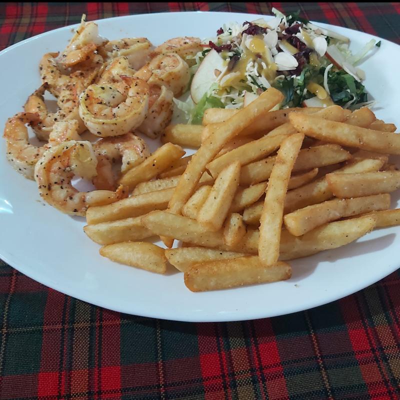 CAMARONES ENCUERADOS CON ENSALADA TOSCANA Y PAPAS