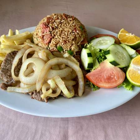 9- Arroz cantones con papas ensaladas y bistec