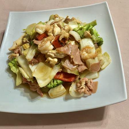 111- Verduras Con Pollo Jamón Lechón Camarón Lomos y Chorizo Chino En Salsa Ostion
