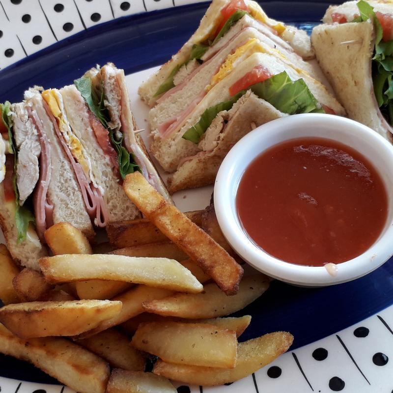 SANDWICH CLUB c/PECHUGA DE POLLO