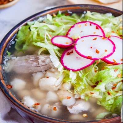 POZOLE BLANCO SURTIDA ( CARNE DE PUERCO MACIZA Y CABEZA)