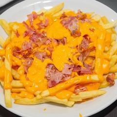 Papas fritas con cheddar y panceta