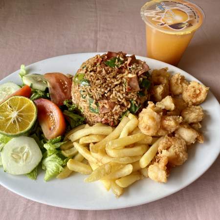 9A- Arroz cantones con papas ensaladas y camarón empanizado