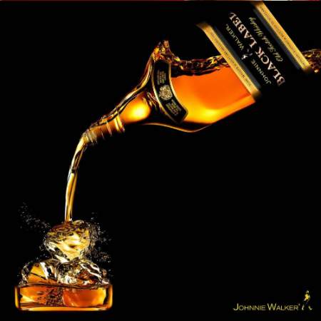 Trago de Whisky Johnnie negro