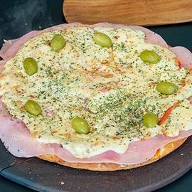 Pizza de roquefort con jamón