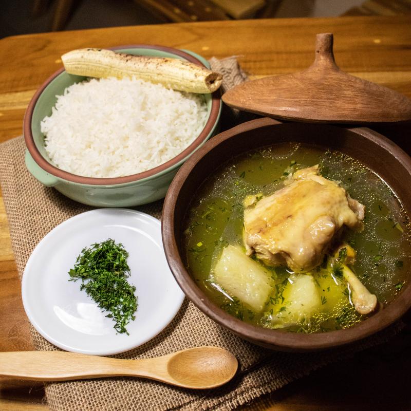 Caldo de gallina criolla