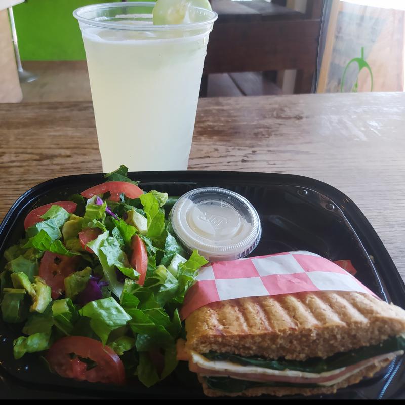 Combo panini, ensalada y agua fresca