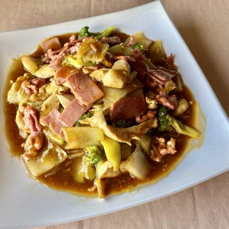 23- Arroz blanco con pollo jamón lechón y verduras en salsa china ( medio)