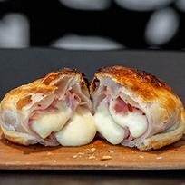Empanada de jamón y queso