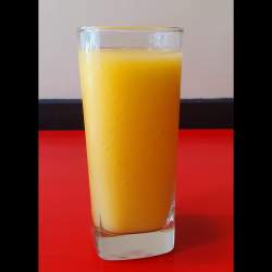jugo natural mango maduro en agua