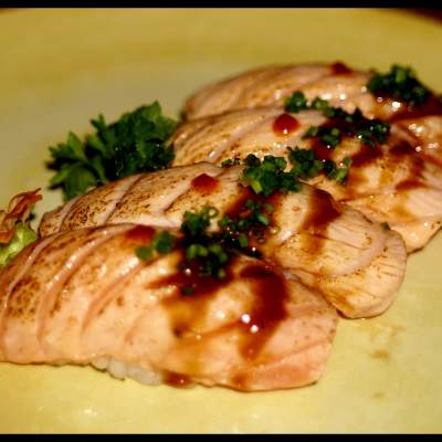 Niguiri de salmão tataki 4 unid