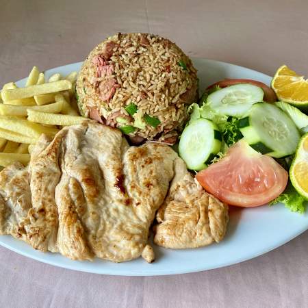 6A- Arroz cantones con papas ensaladas y filetes pechuga pollo