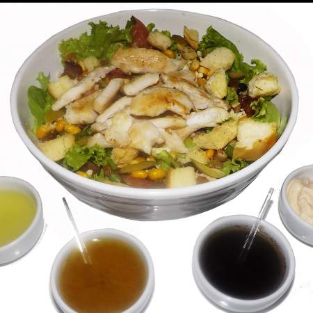 Salada Especial com frango grelhado