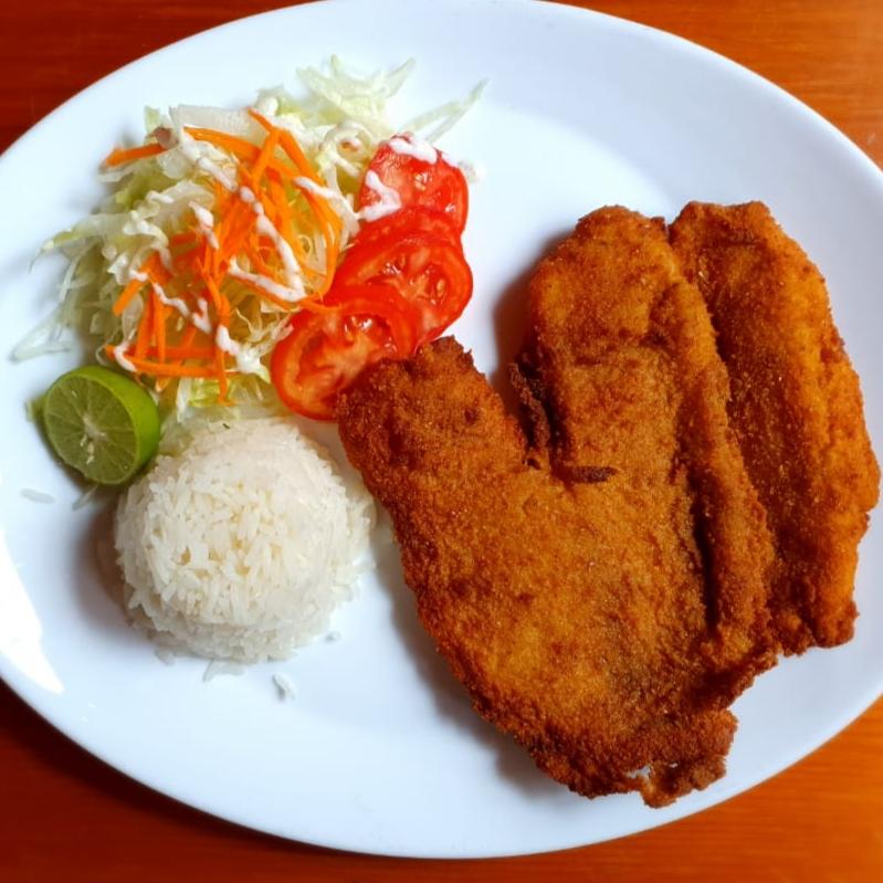 FILETE DE PESCADO EMPANIZADO (arroz y ensalada)