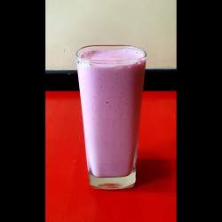 jugo natural fresa en leche