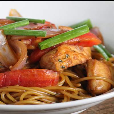 Tallarín Saltado de Pollo
