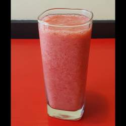 jugo natural fresa en agua