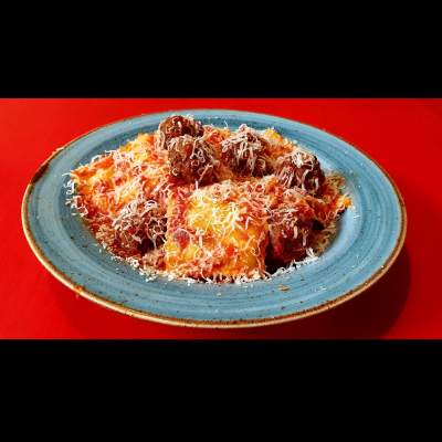 Raviolis 4 quesos en salsa napolitana con albondigas