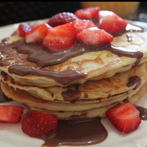 2 hotcakes  con fresas y nutella