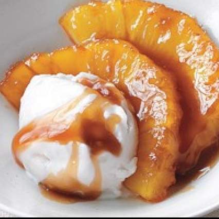 Piña caramelizada con helado de vainilla
