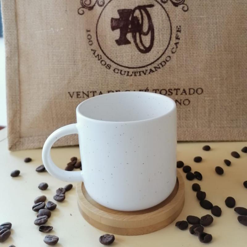 Taza blanca base de madera