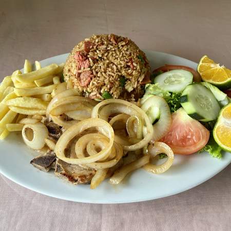 7- Arroz cantones con papas y ensaladas con chuleta