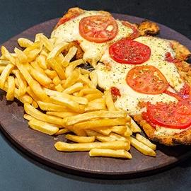 Milanesa de carne napolitana con fritas