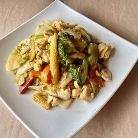 103- Pollo En Trocitos y Verduras En Salsa Ostion
