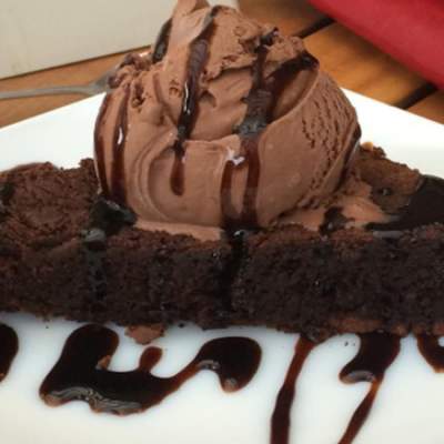 Brownie con helado