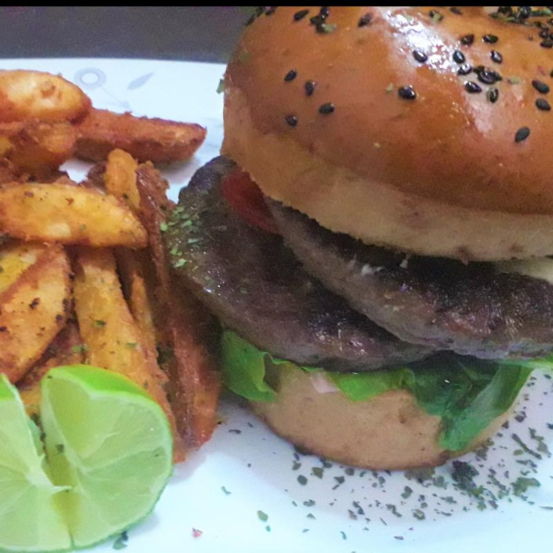 Hamburguesa doble carne de arrachera y papas