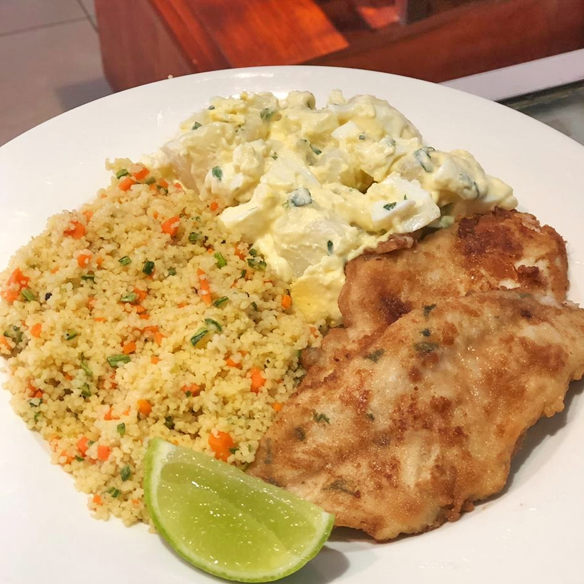File de pescada, salada de batata e couscous marroquino