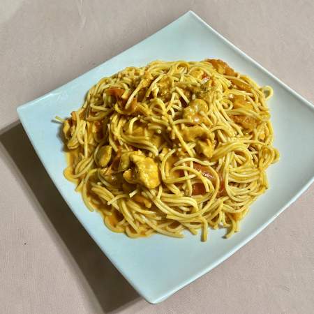 98- Espaquetti Con Pollo En Salsa Tomate