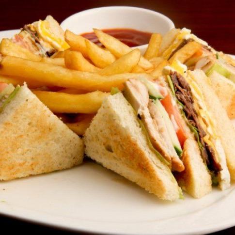 SANDWICH CLUB  CON CHAMPIÑONES Y PHILADELPHIA